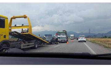 V Tepličke nad Váhom zrážka 4 vozidiel, zranili sa tri osoby