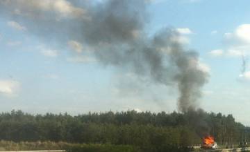 Pri odbočke na Čičmany sa vznietilo auto, zasahujú hasiči