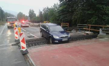 Vodič pri Dolnom Kubíne podcenil situáciu a skončil s autom v stavenisku