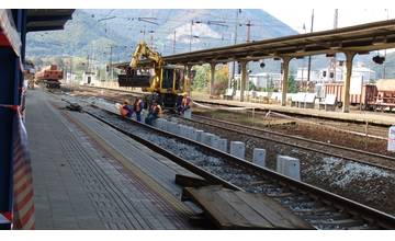 Aktuálne! Vo Vrútkach na stanici sa dvaja muži nadýchali neznámej látky a zomreli