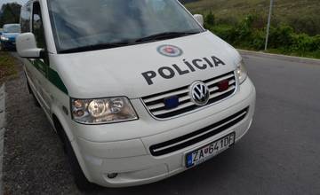 V obci Veľké Rovné sa mladíci vracali domov z chaty. Ich auto skončilo na streche, vodič nafúkal