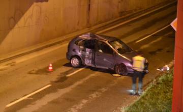 Aktuálne: Pod Rondlom skončilo auto v stĺpe verejného osvetlenia, zranili sa 2 osoby