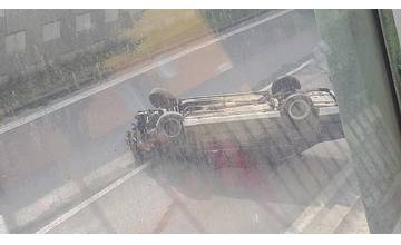 Hrozivo vyzerajúca nehoda pri Rondli, ďalšia na Hollého ulici