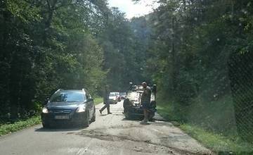 Práve sa deje: Na ceste do Lietavy skončilo auto prevrátené na streche