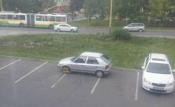 Mladík na sídlisku Solinky zaparkoval cez 3 miesta. Dostal papuču