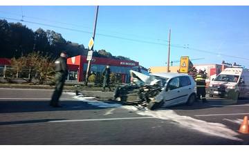 Na Košickej pri Merkury Markete narazilo auto čelne do stĺpu