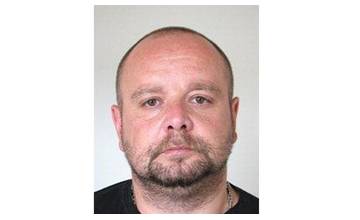 Polícia hľadá tohto muža pre pokračujúce podvody a krádeže