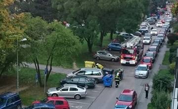 Na sídlisku Vlčince zachraňovali odpadnutého muža na streche