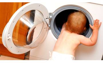 Kuriózny prípad v Dolnom Hričove. Hasiči vyrážali k zaseknutému dieťaťu v práčke