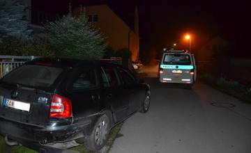 Aktuálne: Nehoda v Petroviciach pri Bytči. Auto narazilo do plynovej prípojky