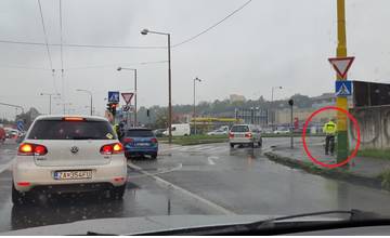 Vodiči sa čudujú, prečo je na Košickej stále červená. Policajti majú možnosť riadiť semafory