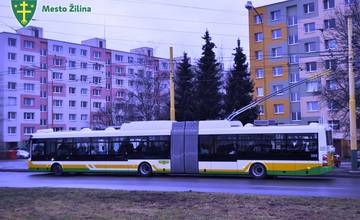 Roman napadol 45-ročného muža v autobuse a skopol ho na chodník. Muž zraneniam podľahol