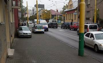 Na ulici Spanyolova dnes došlo k vážnemu úrazu. 35-ročný muž spadol zo strechy