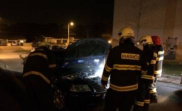 Práve sa deje: V Rajci narazilo auto do domu, zranili sa 2 ľudia