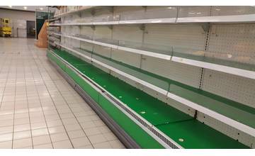 Čo bude ďalej s Carrefourom? Prázdne regály a mraziace boxy