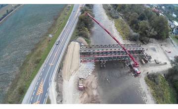 Dočasný most vo Vraní by mal byť hotový dnes