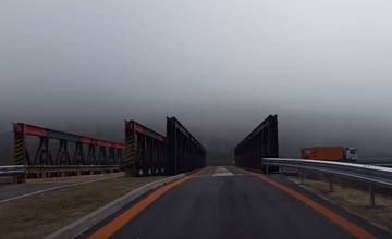 Most vo Vraní bol sprejazdnený, odbočiť je však problém pretože vodiči nerešpektujú 50-tku