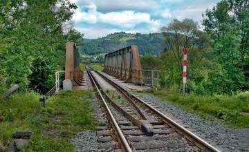 Medzi Porúbkou a Lietavskou Lúčkou opravujú železničný most. Vlaky nahradia autobusy