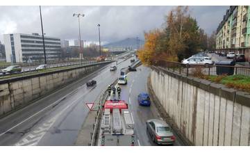Aktuálne: pod Rondlom skončilo ďalšie auto na streche