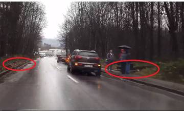 Na ulici Vysokoškolákov padol na cestu ďalší strom, následne do neho narazilo osobné auto