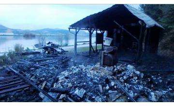 V sobotu nadránom horeli na vodnom diele chatky. Škoda je 30 000 eur