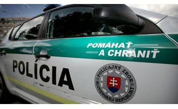 Žena chcela vyskočiť z balkóna, policajti jej zachránili život