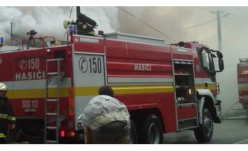 Aktuálne: V Rajci horí dom, zasahujú hasiči z Rajca aj zo Žiliny, museli vypnúť aj elektrinu