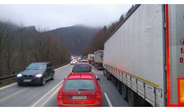 Kolaps dopravy pod Strečnom spôsobila nehoda osobného a nákladného auta