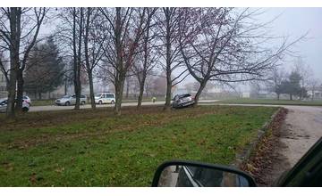 Hrozivo vyzerajúca nehoda na Vlčincoch, auto narazilo do stromu