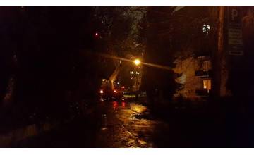 Práve sa deje: Na Predmestskej spadol strom na chodník, zasahujú 4 hasiči