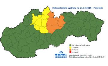 Na zajtra platia výstrahy pred vetrom a hmlami