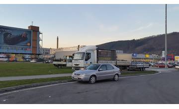 Pri hypermarkete Tesco by mali vyrásť nové obchodné jednotky