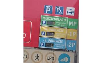 Parkoviská v obchodných domoch sú úplne plné, nával zákazníkov nezvládajú ani križovatky v meste