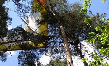 Aktuálne: Rogalista na Straníku zostal zakliesnený niekoľko metrov nad zemou