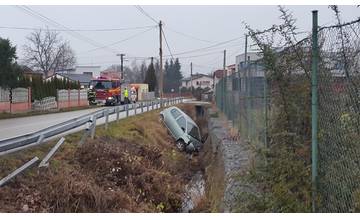 V Trnovom skončilo v potoku ďalšie auto. Malo by byť osemnáste v poradí za posledné 2 roky