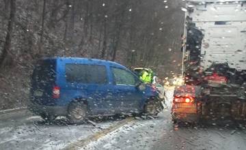 Dopravnú situáciu pod Strečnom komplikuje vietor, sneh a dve dopravné nehody