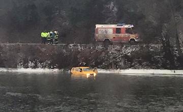Aktualita z Oravy: auto skončilo v rieke