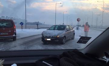Sneženie dnes zaskočilo aj vodičov, cesty sú zjazdné no nehody pribúdajú