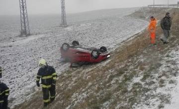 V Žiline opäť snežilo a rovnako opäť skončilo auto na streche