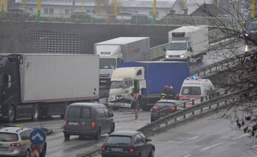 Pod Rondlom došlo k dopravnej nehode, zakliesnený je vodič v nákladnom aute