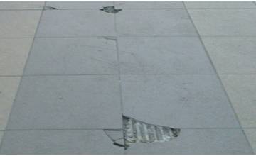 ŽSR o prasknutej dlažbe vie, zhotoviteľ dostal písomnú reklamáciu