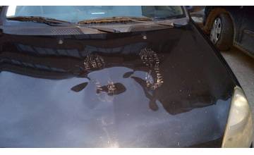 Čitateľovi poškodil vandal auto, aj napriek upozorneniu však kamery na parkovisku nie sú