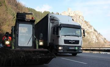 Polícia upozorňuje na padajúce kamene pod Strečnom
