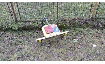 Vodič z Poľska dostal papuču za parkovanie na tráve, odstránil si ju sám a odišiel