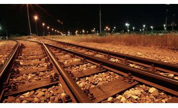 V Budatíne bola ohlásená zrážka vlaku s osobou, na mieste zasahujú hasiči