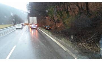 Ráno skončilo pod Strečnom auto v priekope, tvorili sa kolóny