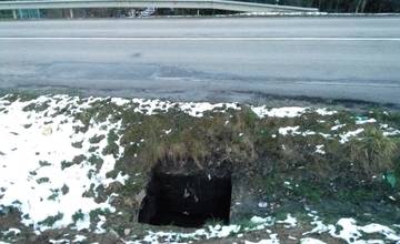 Čitateľ nás upozornil na otvorenú šachtu pri ceste, mesto už problém rieši