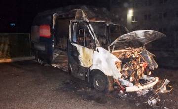 Na ulici Dolné Rudiny horela v pondelok v noci dodávka