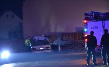 V obci Rosina narazilo auto do oplotenia domu, dvoch ľudí odviezla záchranka