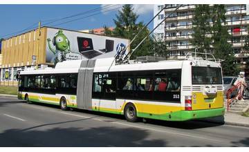 V autobusoch cestuje ďalší sexuálny deviant, ktorý si obtiera penis o mladé slečny